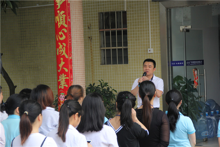 胡燕林總經(jīng)理鼓勵我們只有不斷學(xué)習(xí)進(jìn)步，我們“東晟人”才是“地表最強(qiáng)”者。而在這次的分享中最讓我們印象最深就是“藍(lán)絲帶”所帶給我們的愛與感恩！