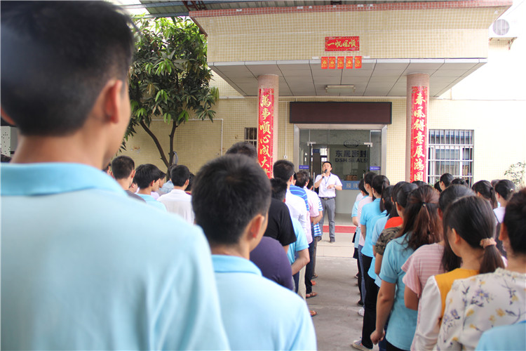 胡燕林總經(jīng)理鼓勵我們只有不斷學(xué)習(xí)進(jìn)步，我們“東晟人”才是“地表最強(qiáng)”者。而在這次的分享中最讓我們印象最深就是“藍(lán)絲帶”所帶給我們的愛與感恩！